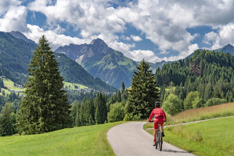 Titelbild zu „Welches Elektrofahrrad ist besser geeignet, um in Montaigne zu wandern?“